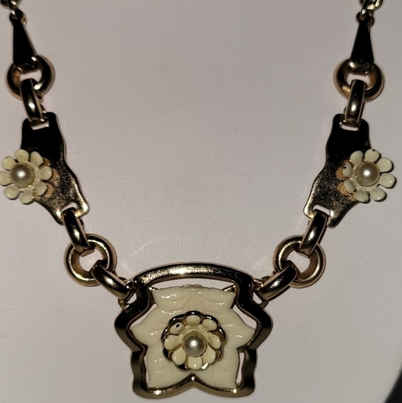 Vintage Costume jewelry necklace floral gold tone with cream floral - Picture 2 of 5